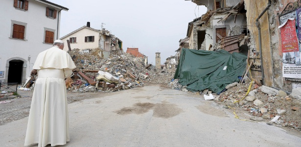 Papa reza em meio aos escombros em Amatrice