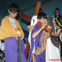 5ª Estação: Jesus de Cirene ajuda Jesus a carregar a cruz.