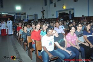 Missa Noite de Natal 2019 pessoas dentro da igreja e procissão entrada