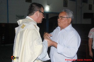 Missa Noite de Natal 2019 pároco abraço final